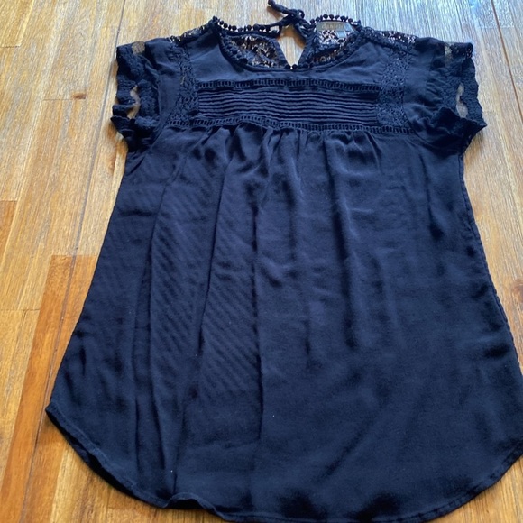 Daniel Rainn Black Flutter Sleeve Smocked Blouse. Size XS. Tie back of neck. - Picture 13 of 16